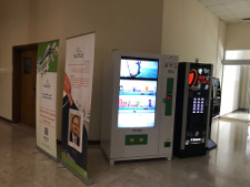 Mesin penjual pintar yang menjual minuman dan makanan ringan di Universitas Sharjah